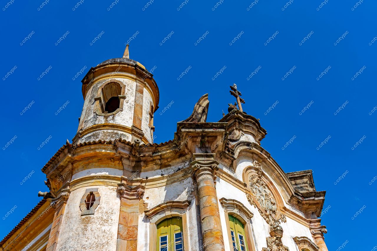 Ouro Preto, Minas Gerais: Contraposição entre o antigo e o céu azul – A beleza da arquitetura colonial em destaque