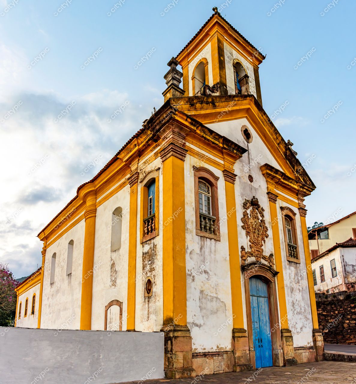 Ouro Preto, Minas Gerais: Igreja histórica com arquitetura colonial e detalhes vibrantes
