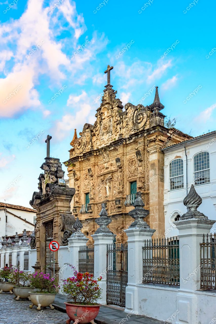 Pelourinho, Salvador: Fachada barroca e entrada majestosa emolduradas por flores coloridas