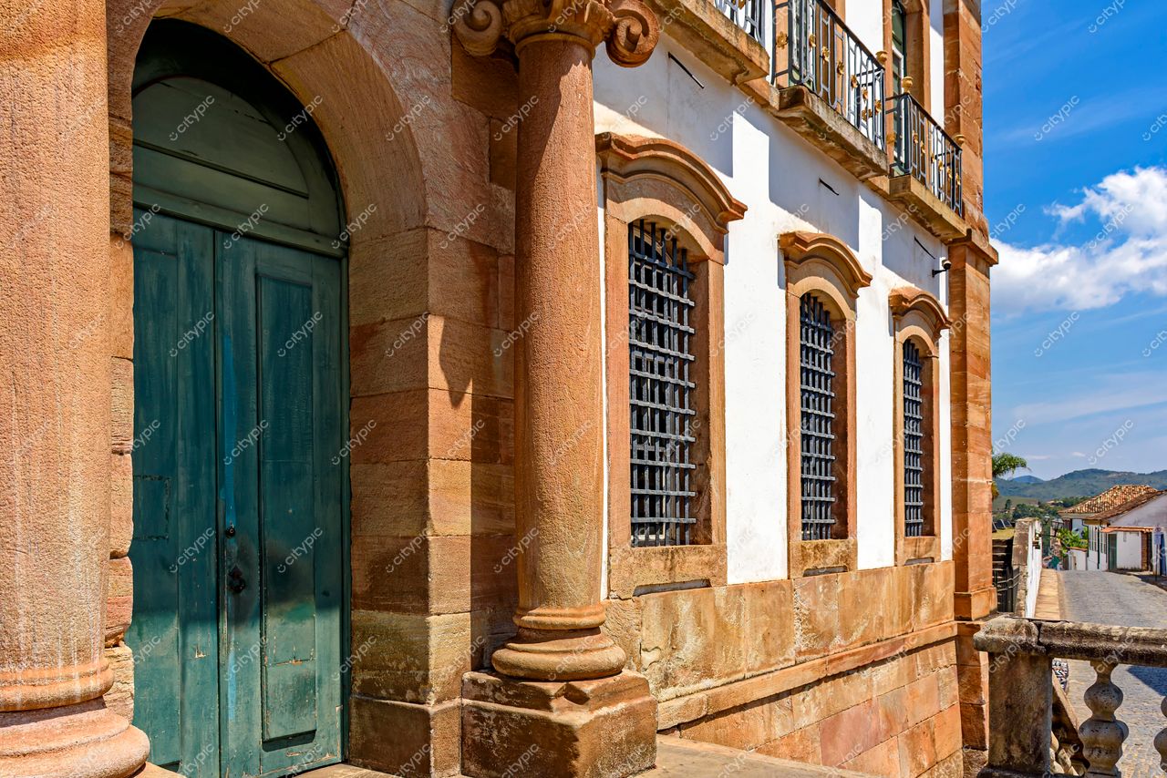 Ouro Preto, Minas Gerais: Fachada histórica com porta verde-água e janelas retangulares