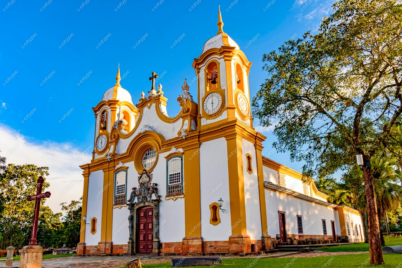 Tiradentes, Minas Gerais: A majestosa Igreja de Santo Antonio sob o sol da tarde