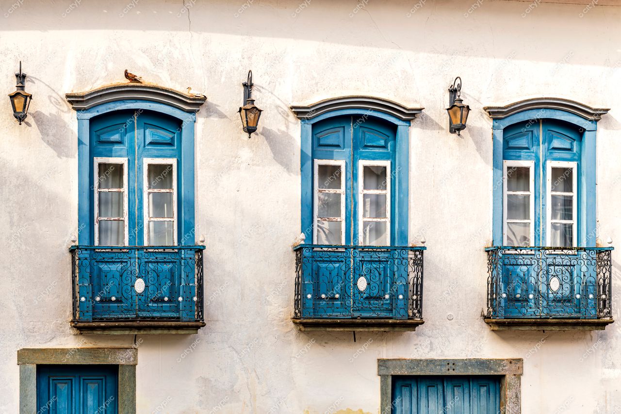 Mariana, Minas Gerais: Edifício histórico com janelas azuis e varandas de ferro