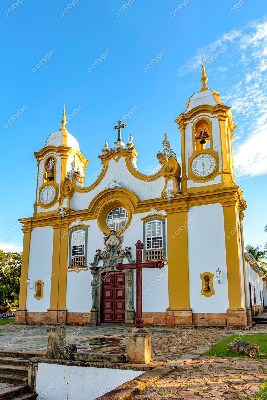 Tiradentes, Minas Gerais: Igreja histórica com design colonial e detalhes ornamentados