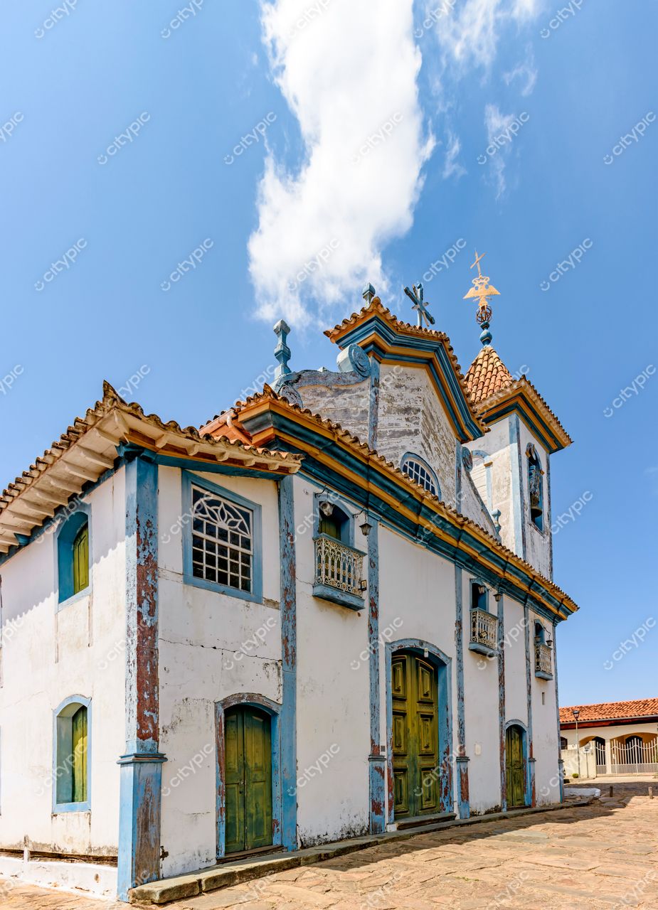 Diamantina, Minas Gerais: Igreja histórica com fachada branca e detalhes em azul