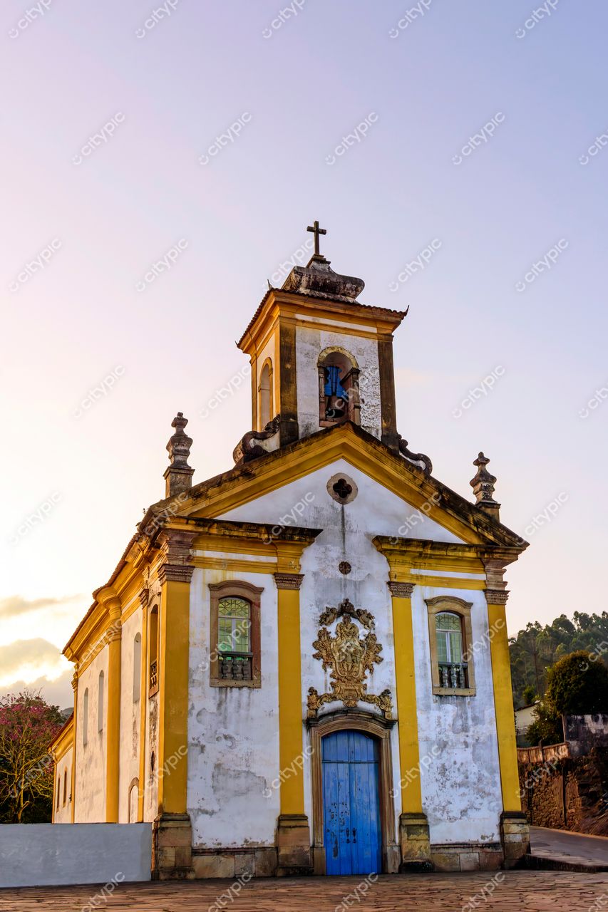 Ouro Preto, Minas Gerais: Igreja histórica com fachada amarela e porta azul