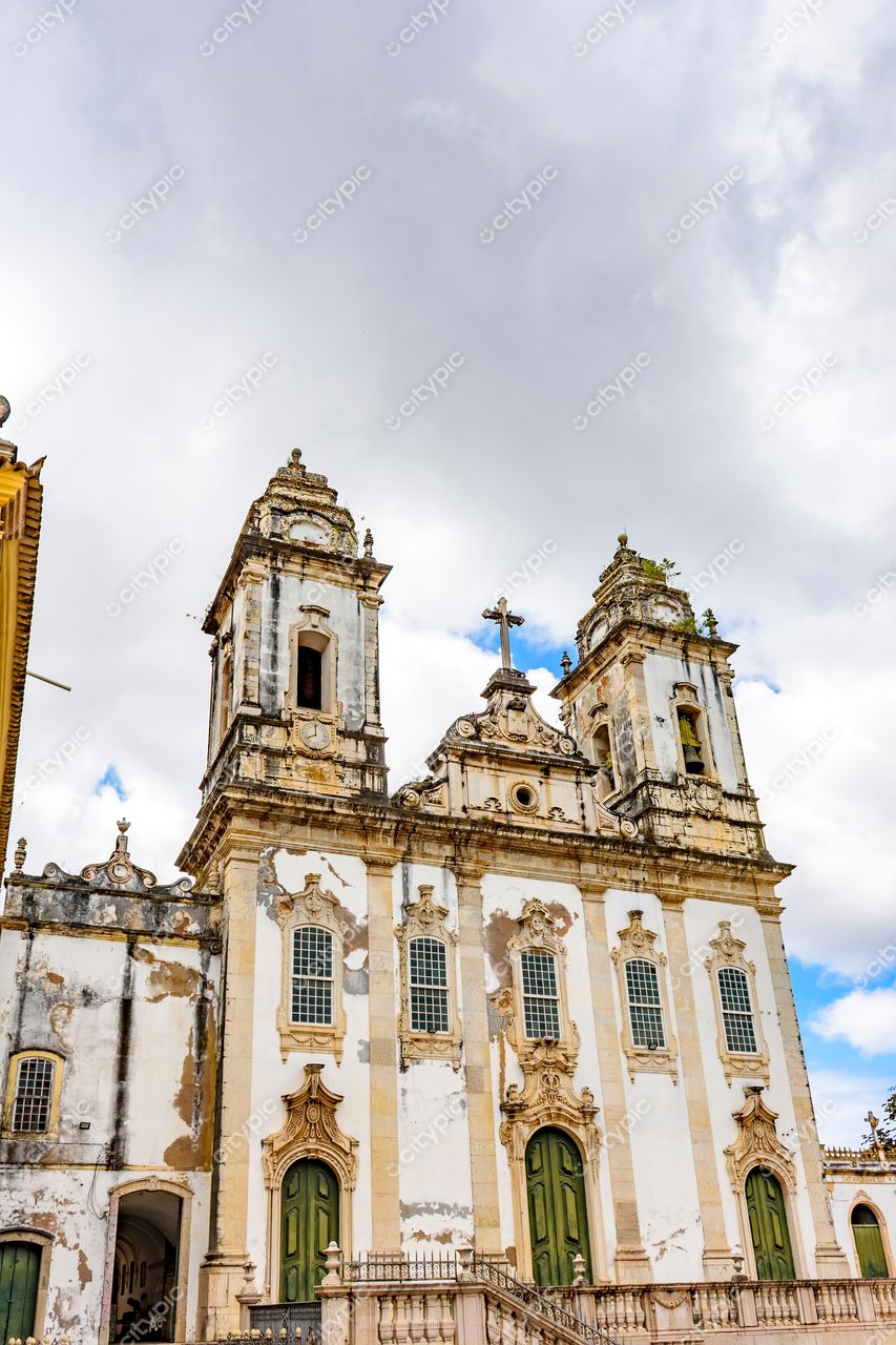 Igreja histórica no Pelourinho, Salvador: Patrimônio colonial em destaque