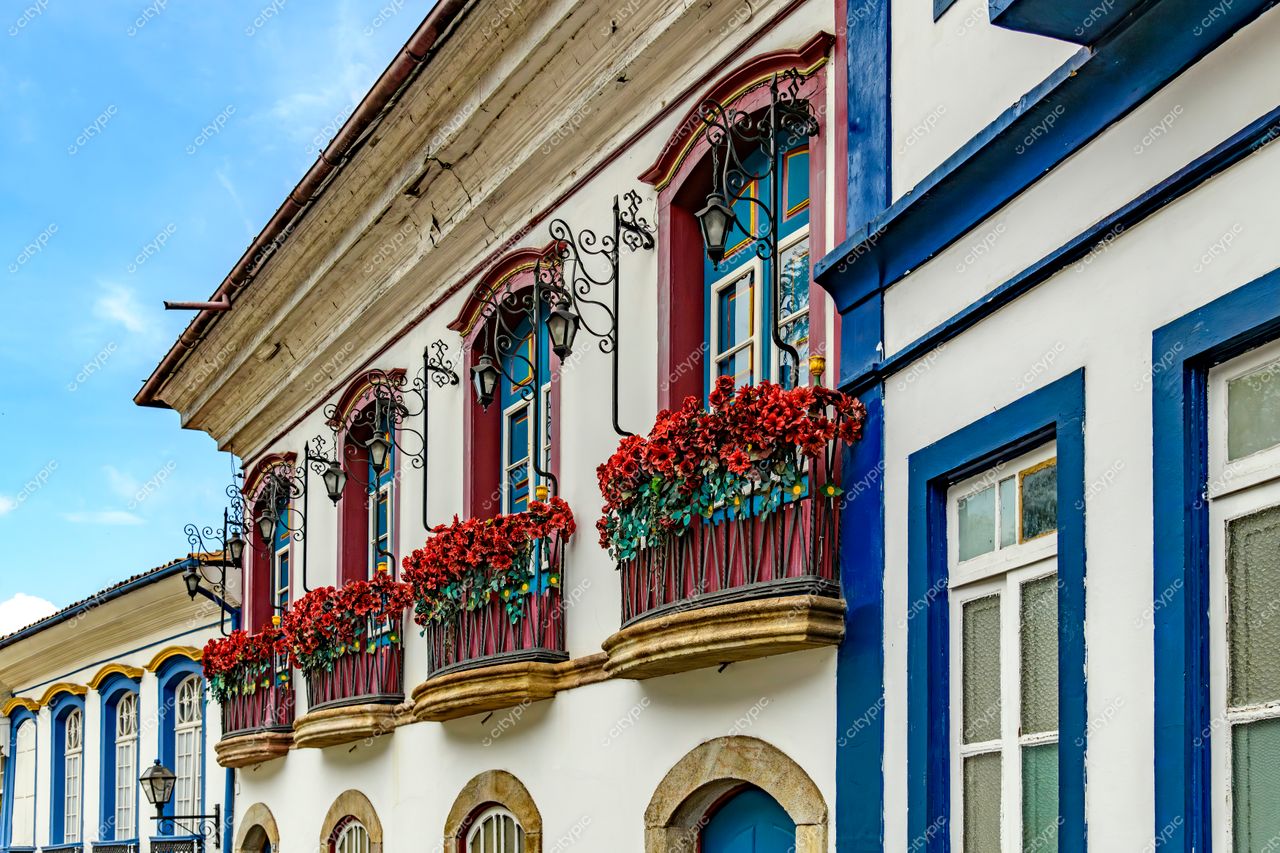 Ouro Preto, Minas Gerais: Fachada colonial encantadora com detalhes coloridos e janelas adornadas