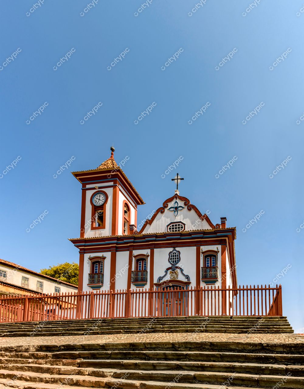 Diamantina, Minas Gerais: Igreja Colonial Branca com Detalhes em Vermelho