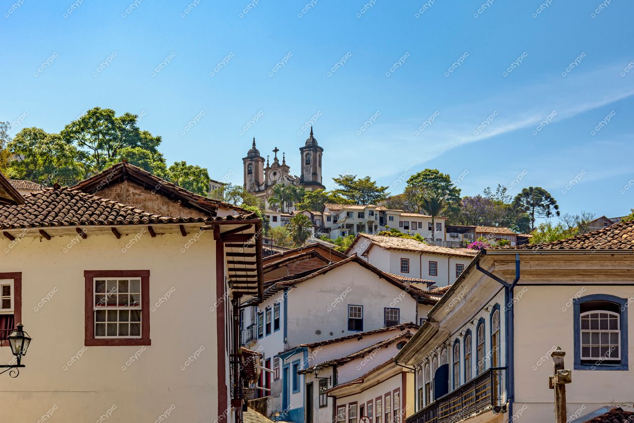Ouro Preto, Minas Gerais: Cena encantadora da arquitetura colonial e igreja imponente