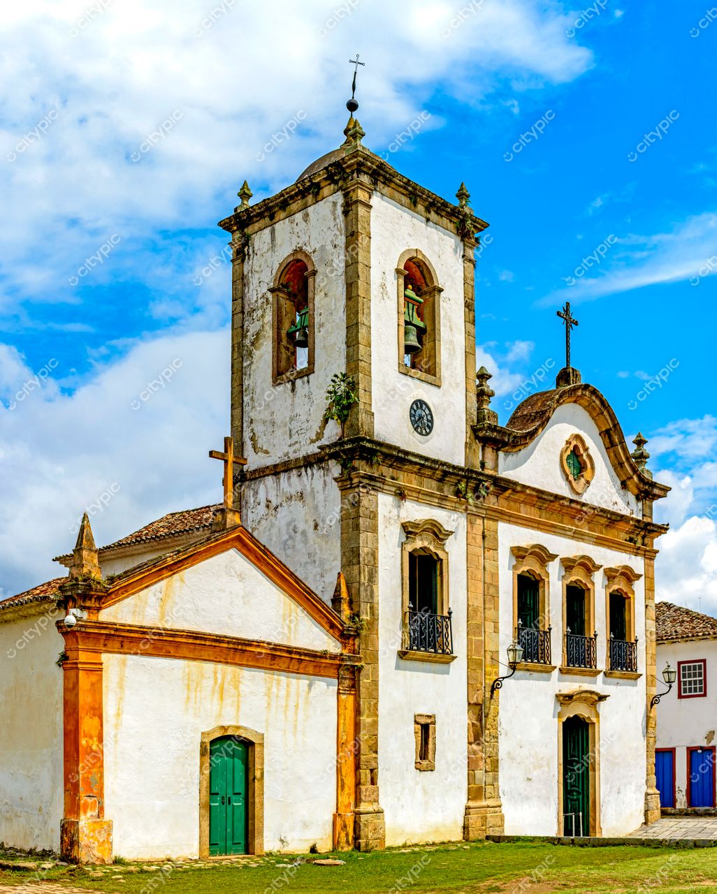 Paraty, Rio de Janeiro, Brasil: Igreja histórica colonial com fachada branca e detalhes em pedra