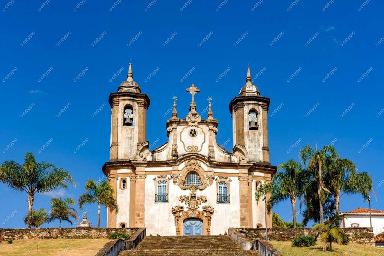 Ouro Preto, Minas Gerais, Brasil: Igreja Histórica com Fachada Impressionante e Detalhes Barrocos