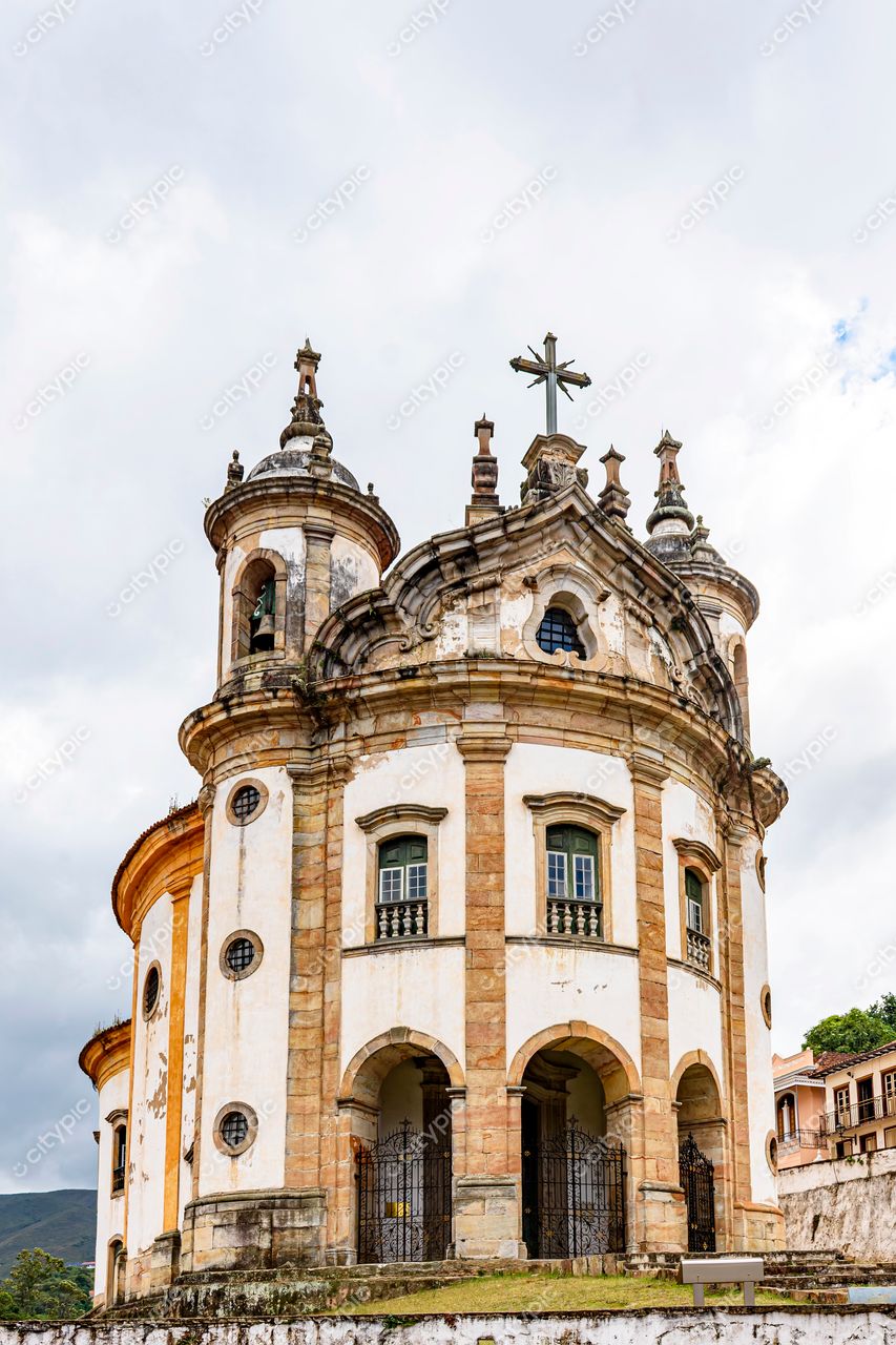 Ouro Preto, Minas Gerais: Igreja histórica com arquitetura barroca e paisagem deslumbrante