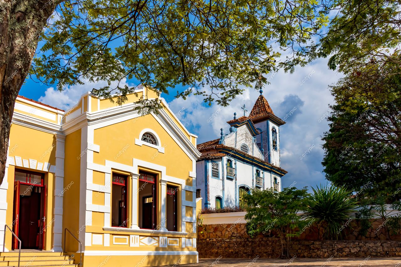 Diamantina, Minas Gerais: Vista encantadora da arquitetura colonial e igreja tradicional