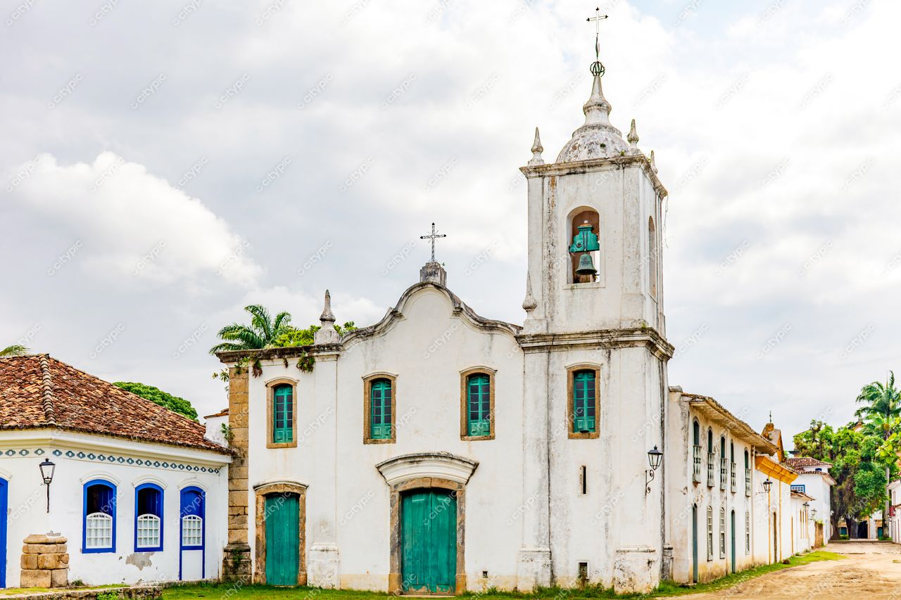 Paraty, Rio de Janeiro: Igreja histórica com fachada branca e detalhes em verde