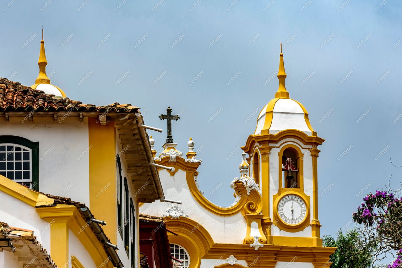 Tiradentes, Minas Gerais: Templo com torres amarelas e cruz elegante – uma viagem à história colonial