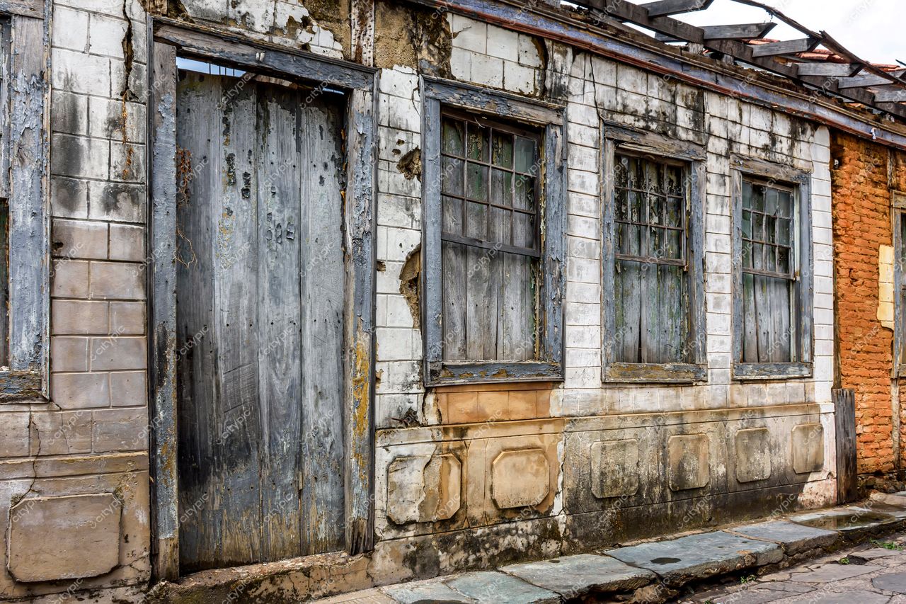 Diamantina, Minas Gerais: Fachada de um Edifício Antigo em Estado de Abandono