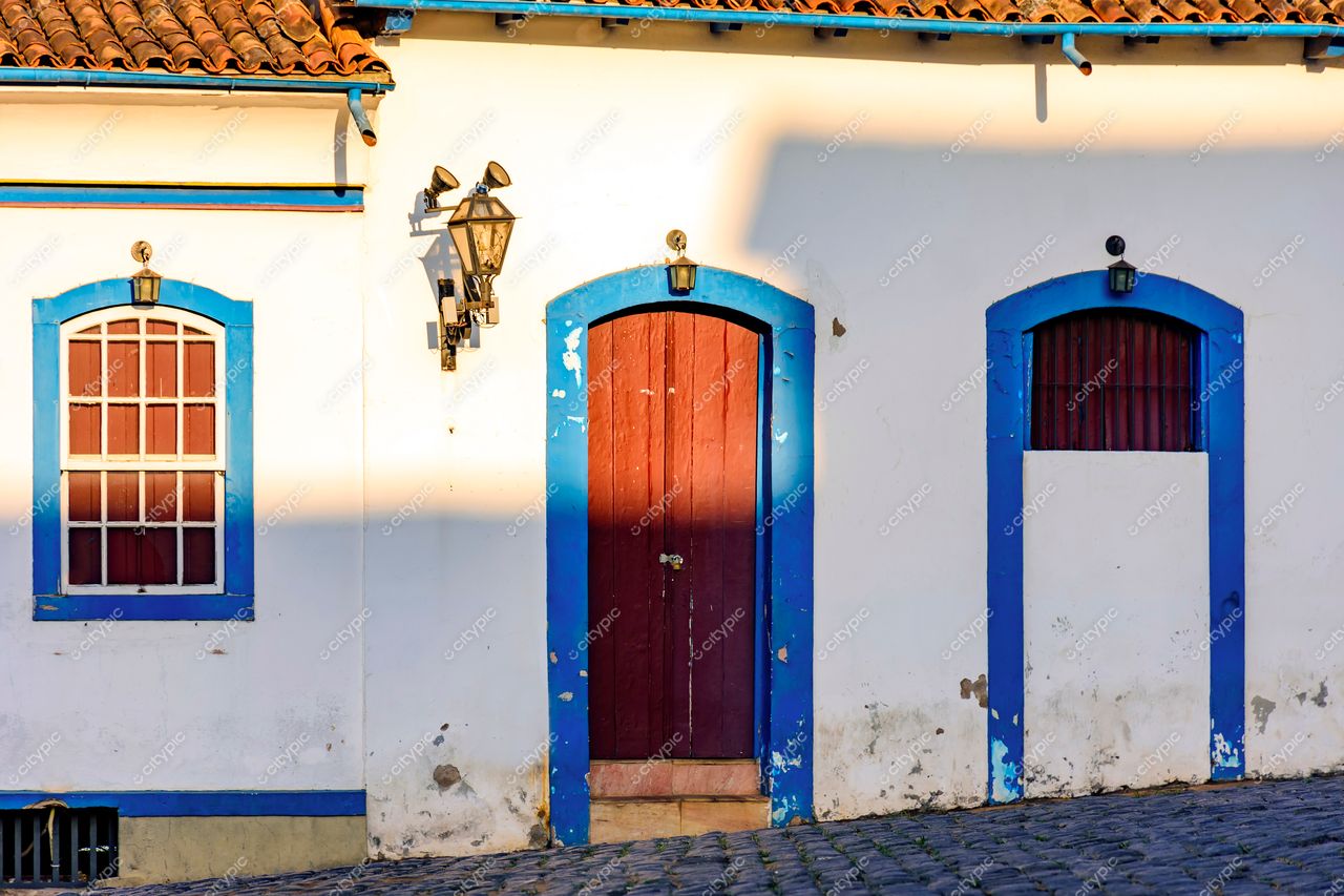 Ouro Preto, Minas Gerais: Casa Histórica com Porta Vermelha e Detalhes em Azul Vibrante