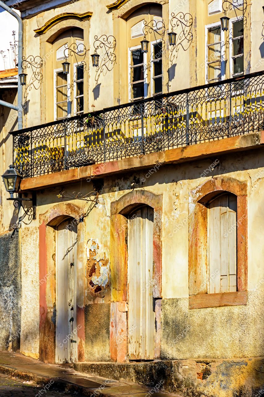 Ouro Preto, Minas Gerais: Edificação Colonial Histórica com Detalhes Encantadores