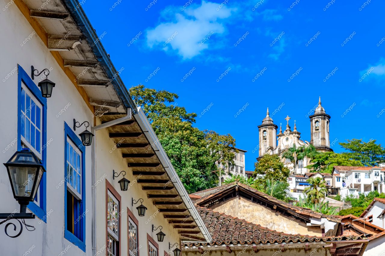 Ouro Preto, Minas Gerais: Arquitetura colonial sob o céu azul de uma cidade histórica vibrante
