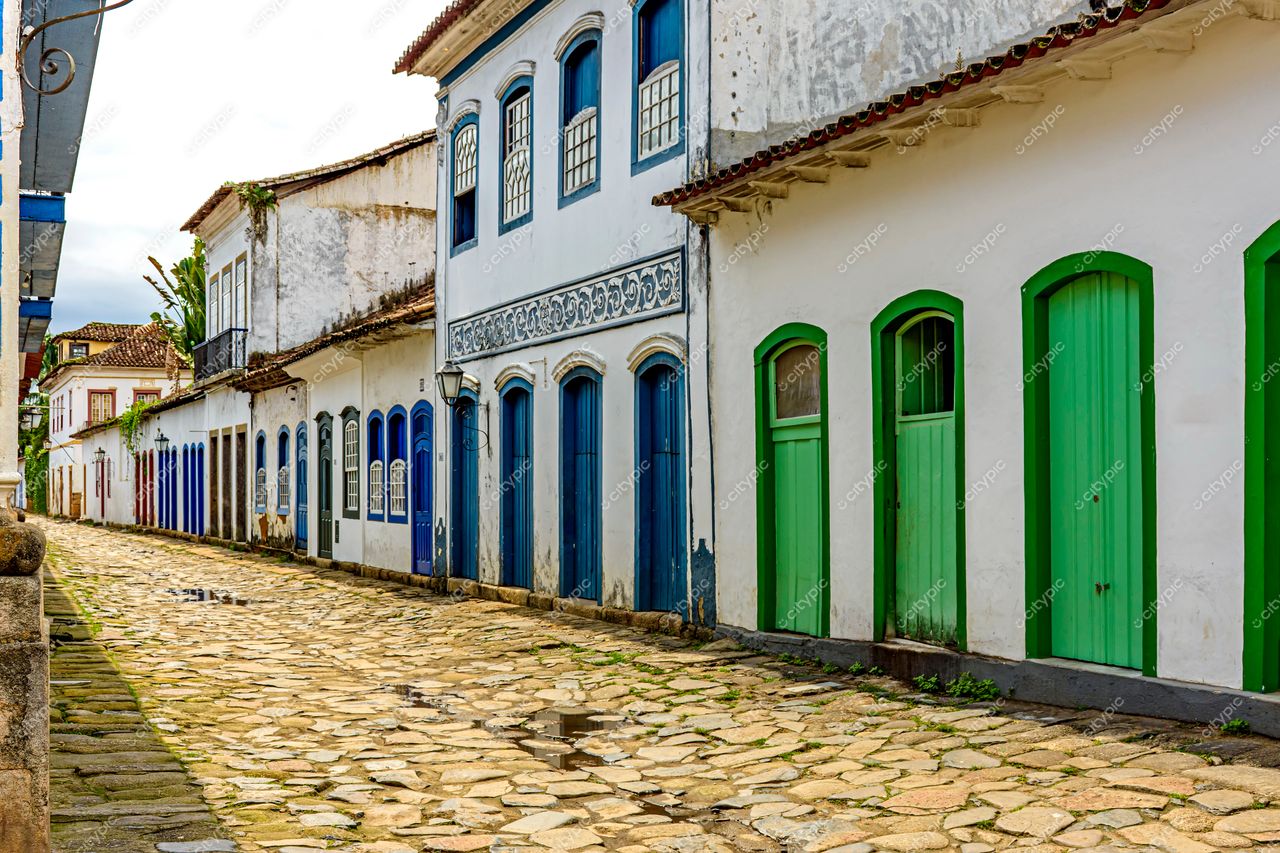 Paraty, Rio de Janeiro: Ruas coloniais encantadoras com casas brancas e portas coloridas