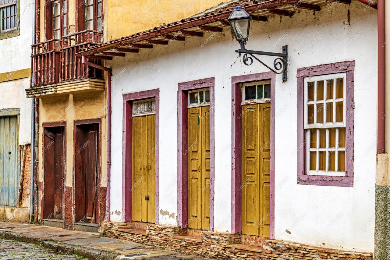 Ouro Preto, Minas Gerais: Fachada histórica com portas amarelas e janelas iluminadas