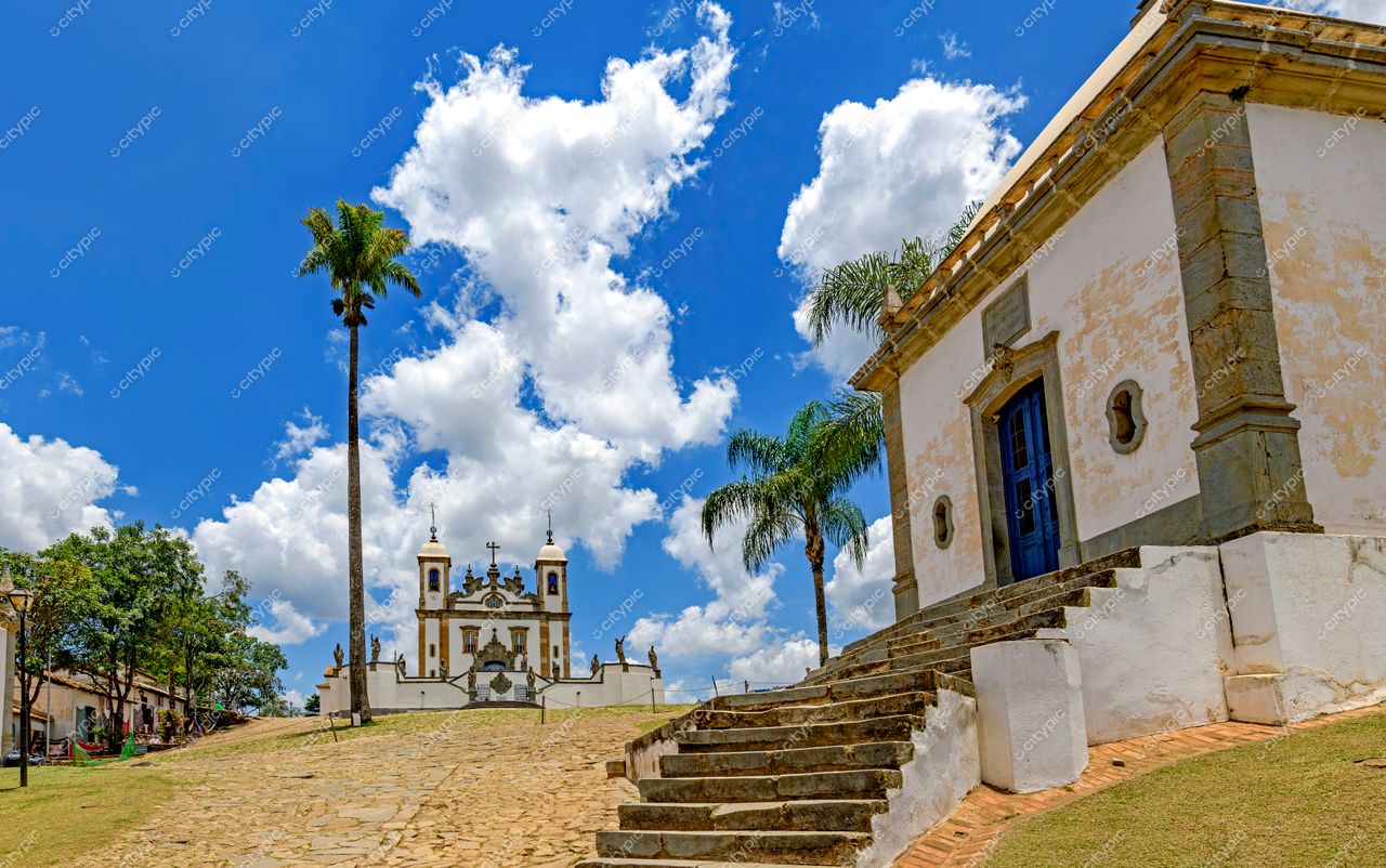 Congonhas, Minas Gerais: Cena vibrante da arquitetura barroca em um dia ensolarado