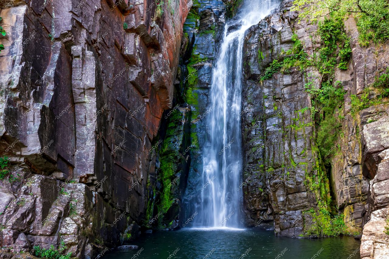 Santana do Riacho, Minas Gerais: A majestosa cachoeira de águas cristalinas e rochas imponentes