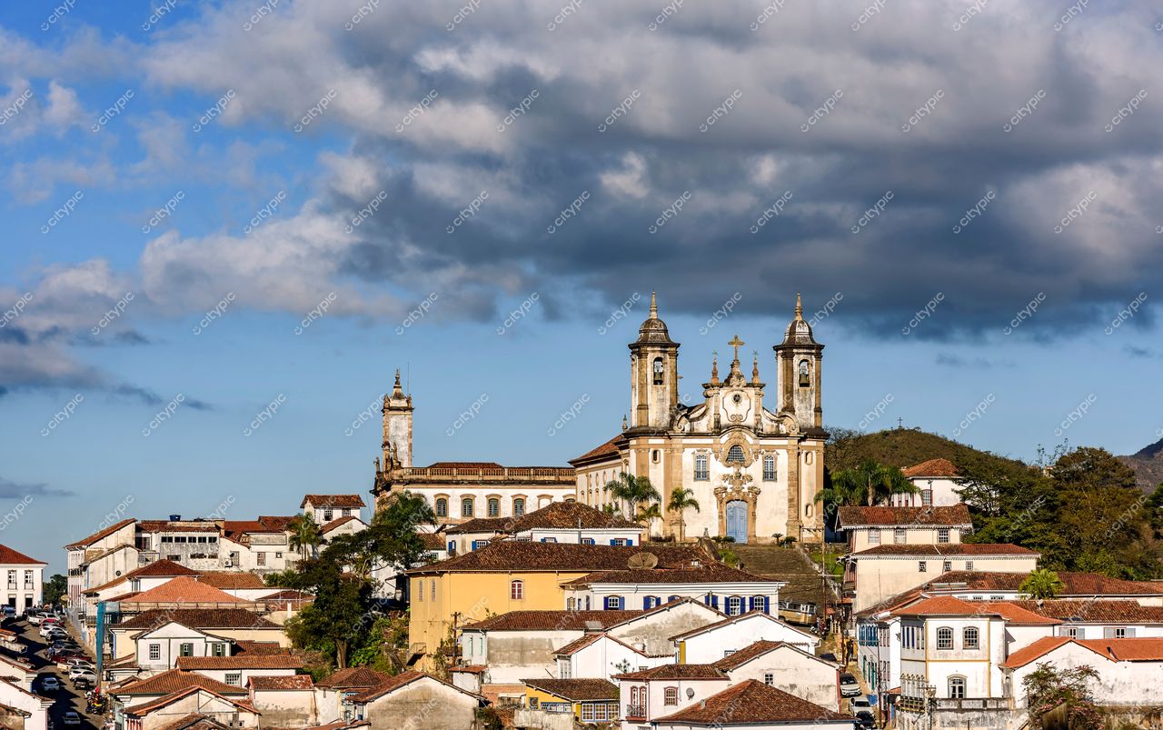 Ouro Preto, Minas Gerais: Vista panorâmica da imponente Igreja de São Francisco de Assis e casas coloniais em encostas serranas