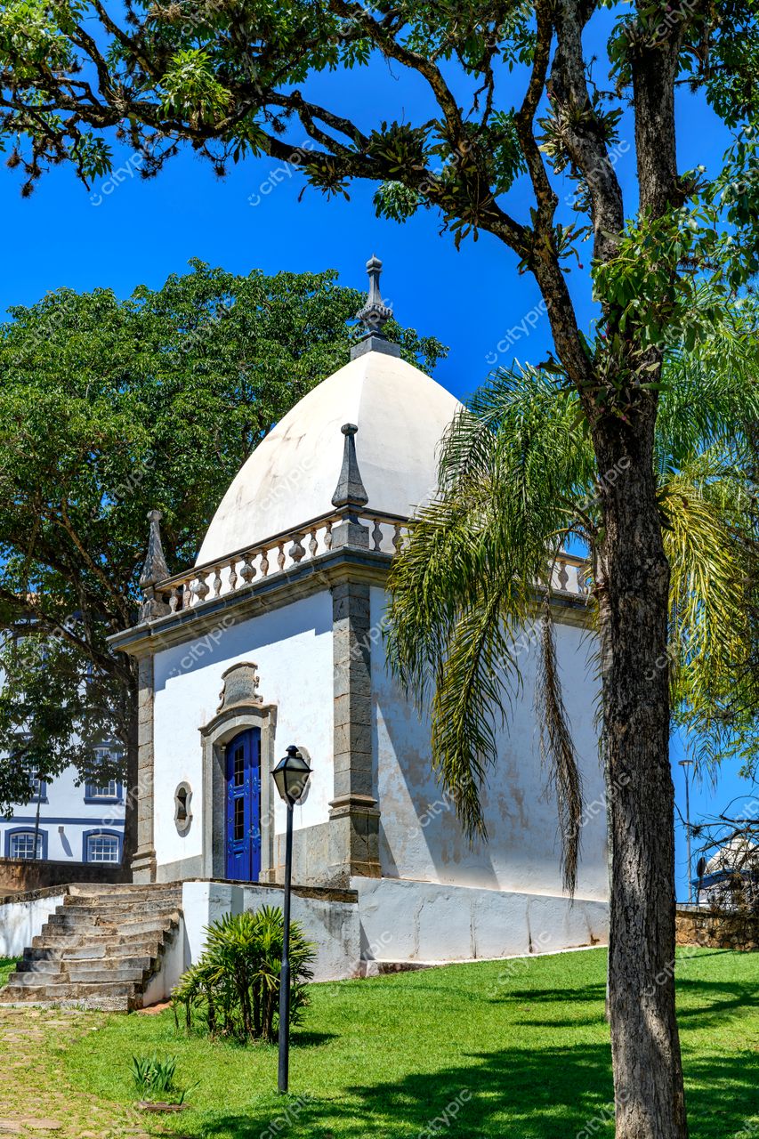 Congonhas, Minas Gerais: Capela histórica em meio à natureza exuberante