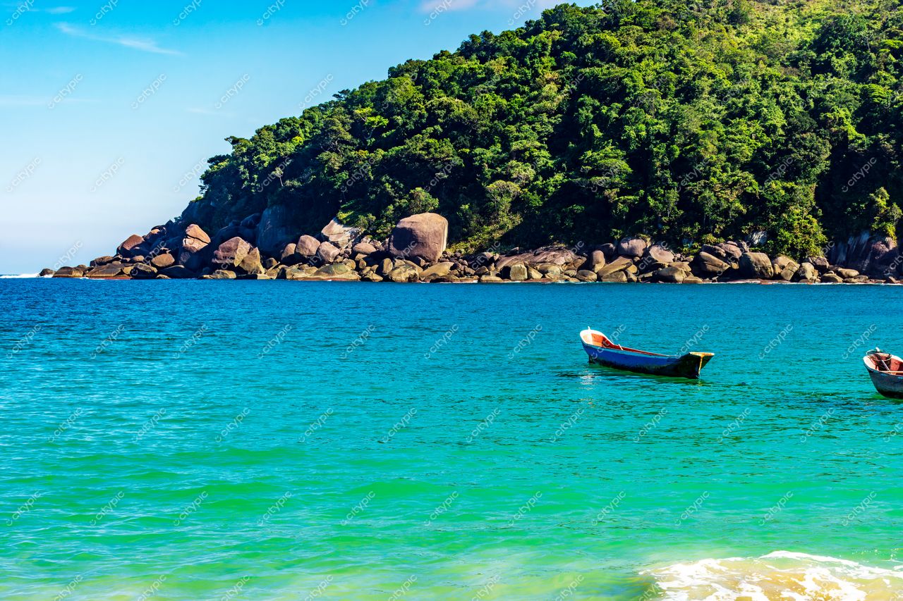 Ilhabela, São Paulo: Mar de águas cristalinas e embarcações tranquilas em um cenário paradisíaco