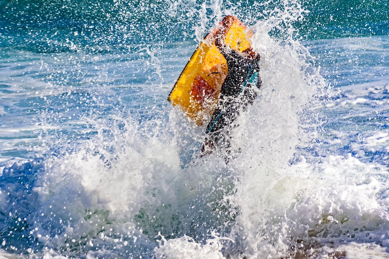 Surfista em ação: Onda colorida em Ipanema, Rio de Janeiro