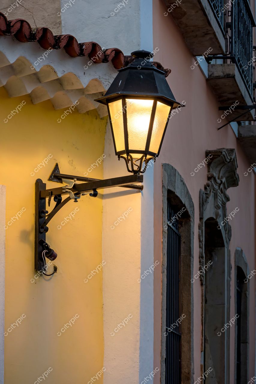 Pelourinho, Salvador, Bahia: Luminária vintage iluminando a história e cultura da cidade