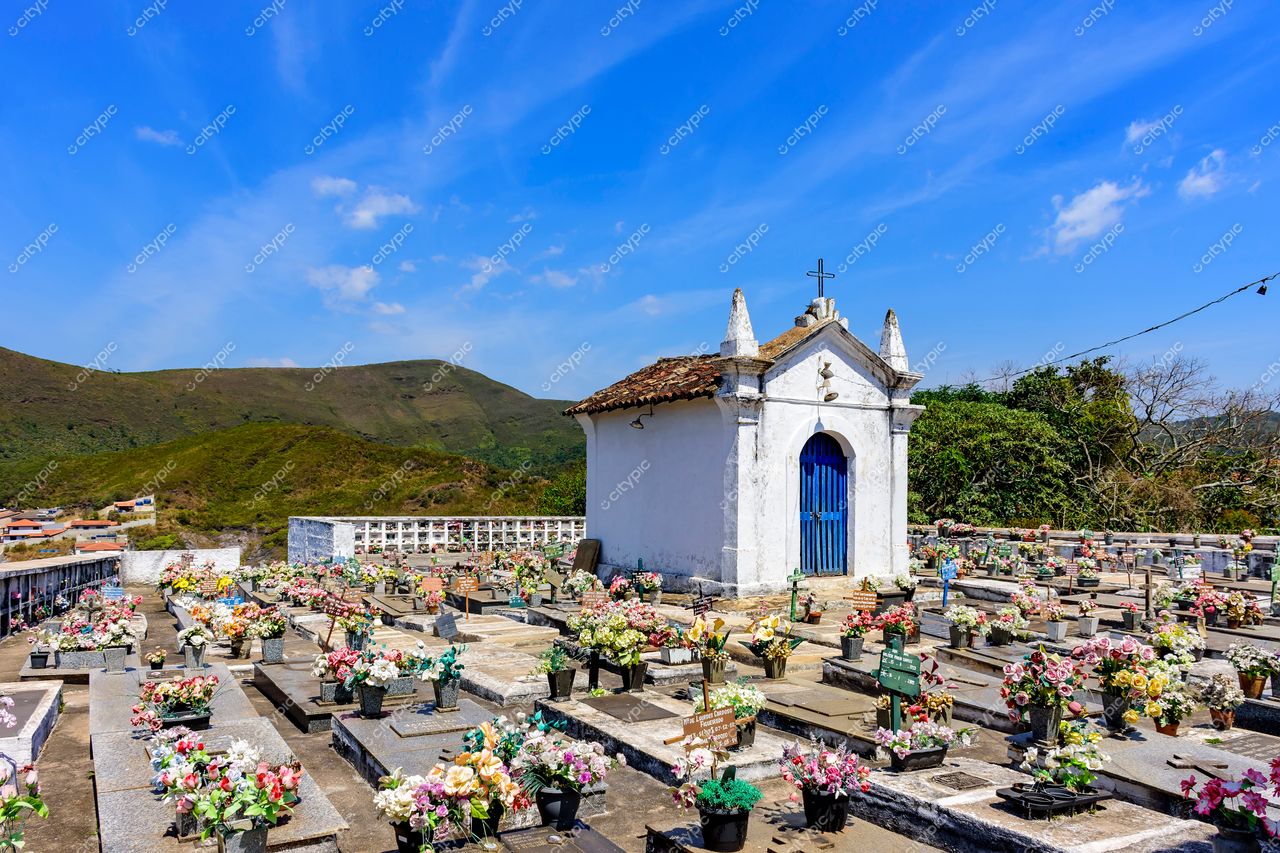 Ouro Preto, Minas Gerais: Cemitério Sereno com Capela Branca e Paisagens Montanhosas ao Fundo
