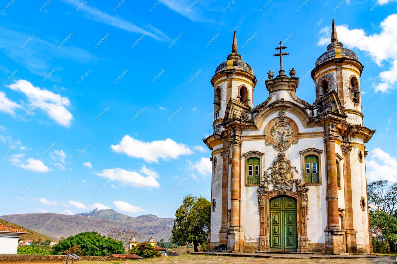 Ouro Preto, Minas Gerais: Igreja Barroca com Detalhes Ornamentais e Montanhas ao Fundo