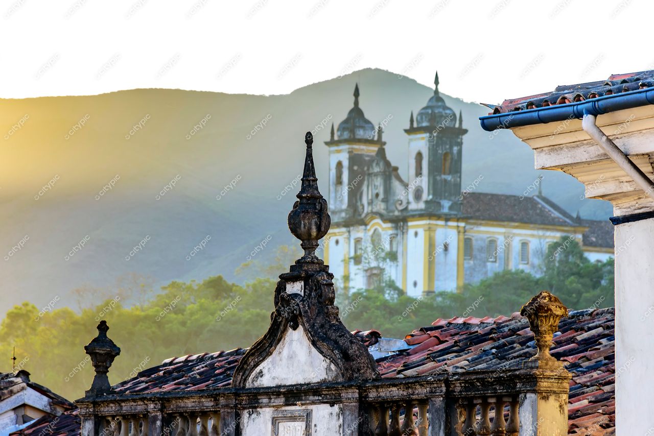Ouro Preto, Minas Gerais: A beleza histórica da cidade em uma vista panorâmica ao amanhecer