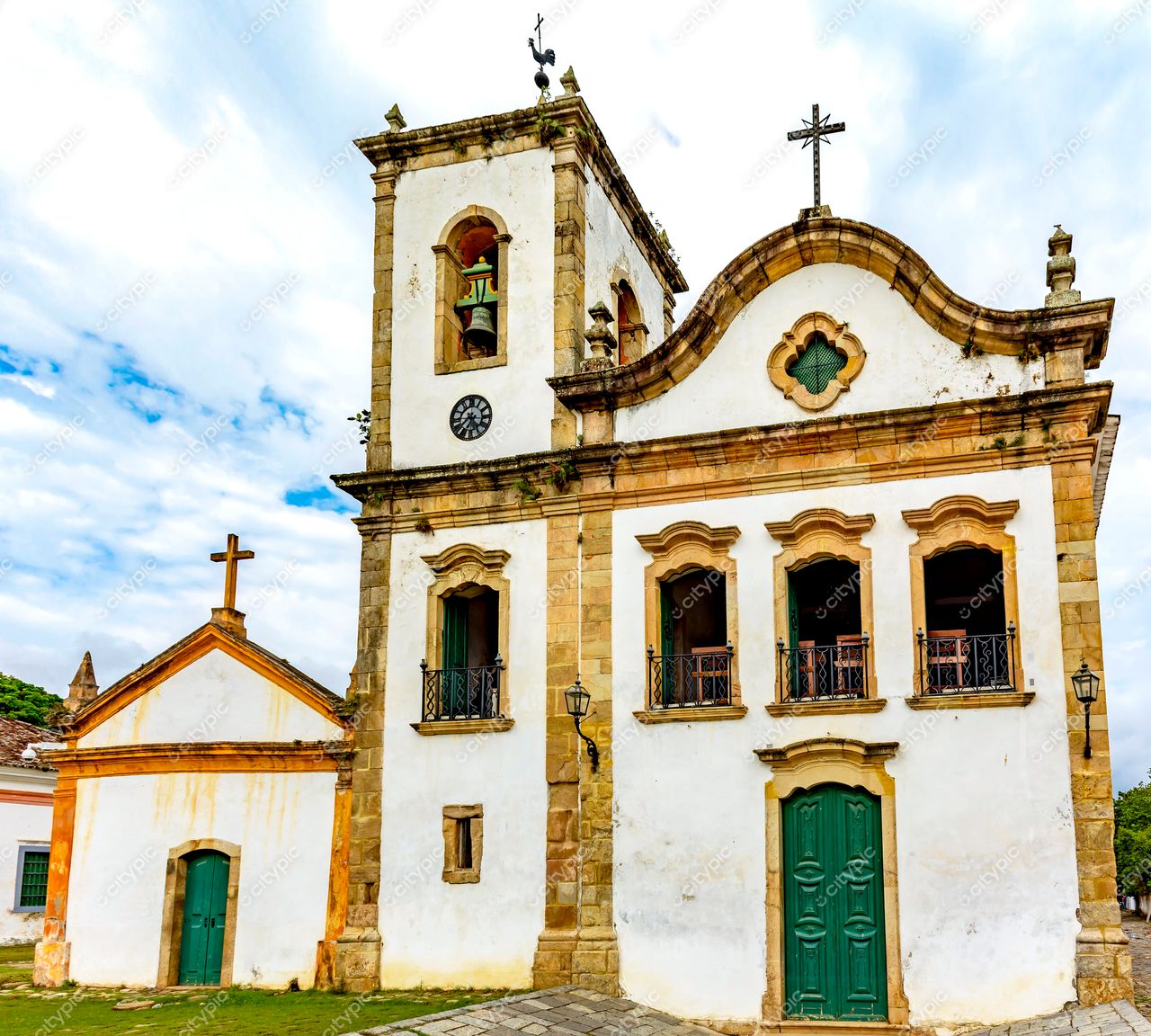 Paraty, Rio de Janeiro: Igreja histórica com arquitetura colonial e capela desgastada ao lado