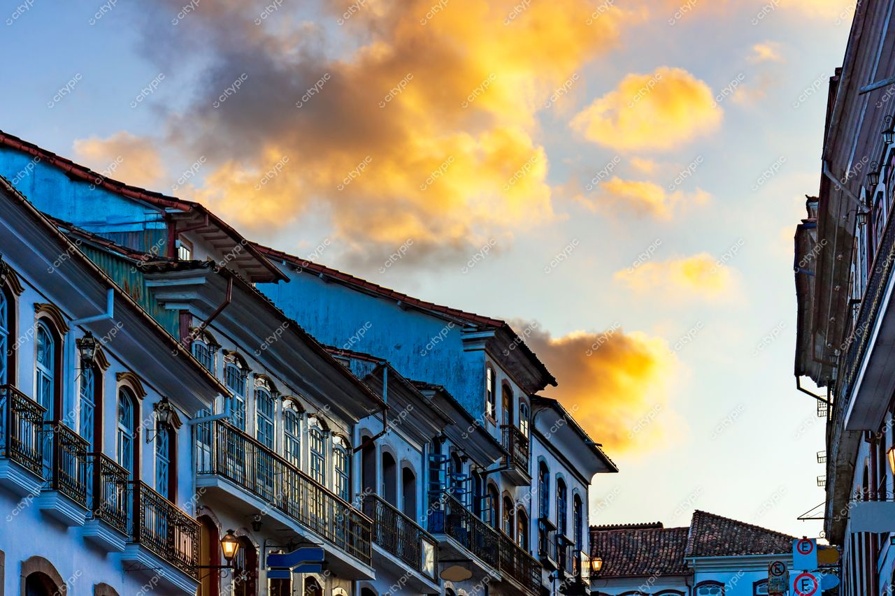 Ouro Preto, Minas Gerais: Ruas Históricas e Edificações Coloniais em Tons de Azul e Branco