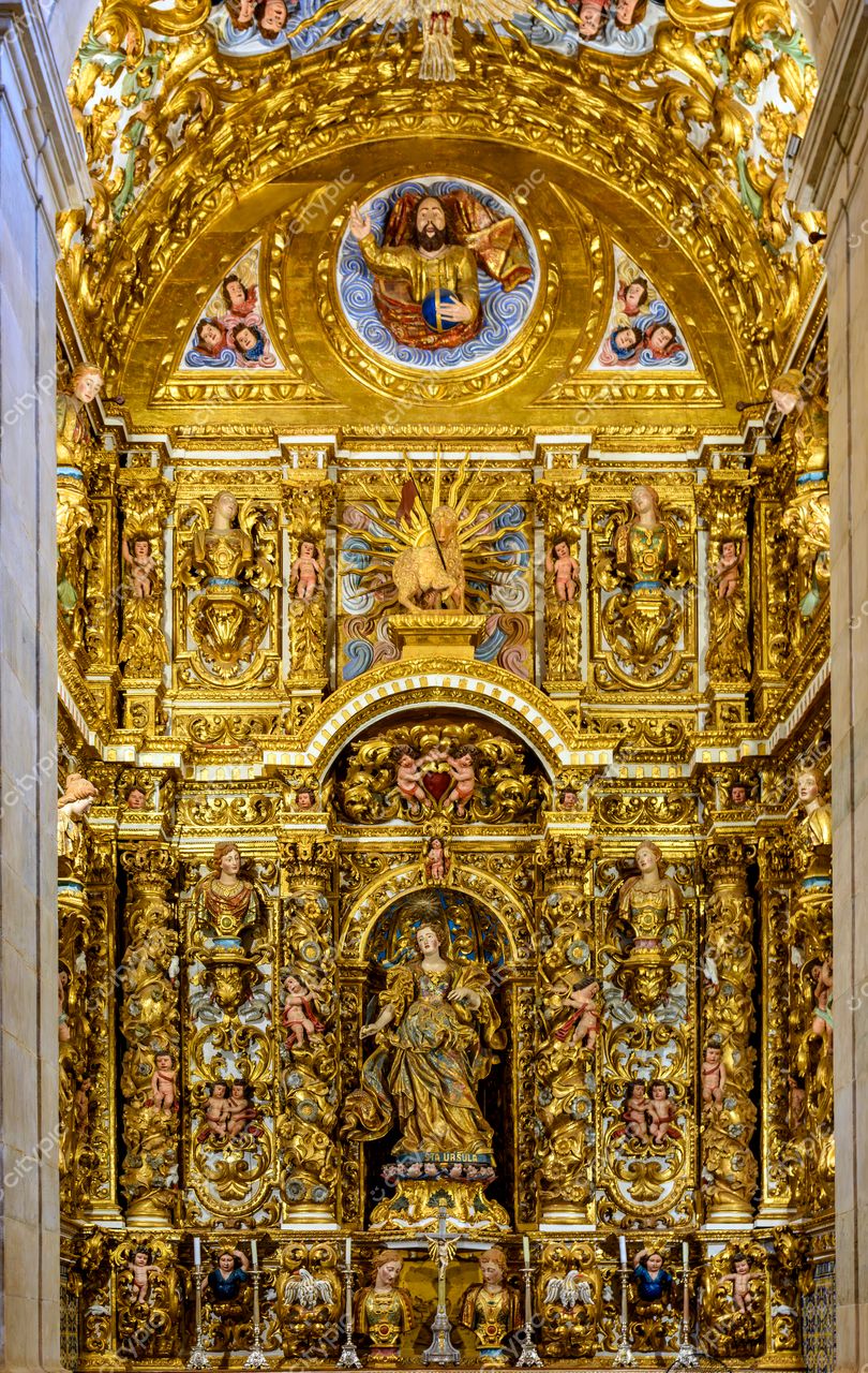 Altar dourado da Virgem Maria no Pelourinho, Salvador, Bahia: uma obra de arte magnífica e culturalmente rica