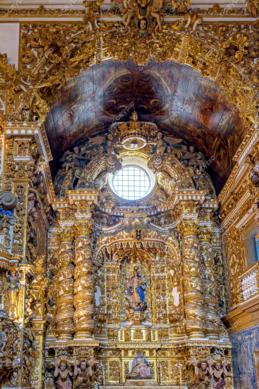 Igreja Barroca no Pelourinho: A Magnificência do Altar Dourado em Salvador, Bahia