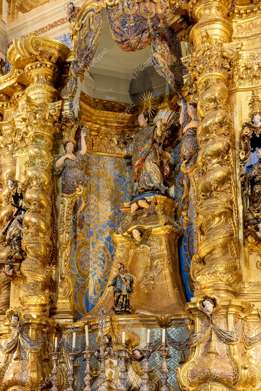 Altar Barroco Dourado no Pelourinho, Salvador: Reflexo da Herança Cultural e Religiosa da Bahia