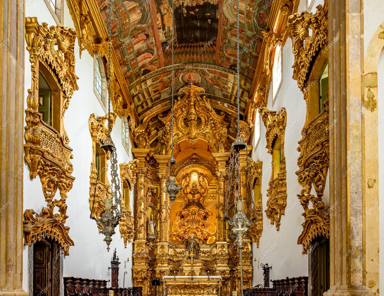 Igreja de São Pedro dos Clérigos em Recife, Pernambuco: Altar Barroco e Ornamentos Exuberantes