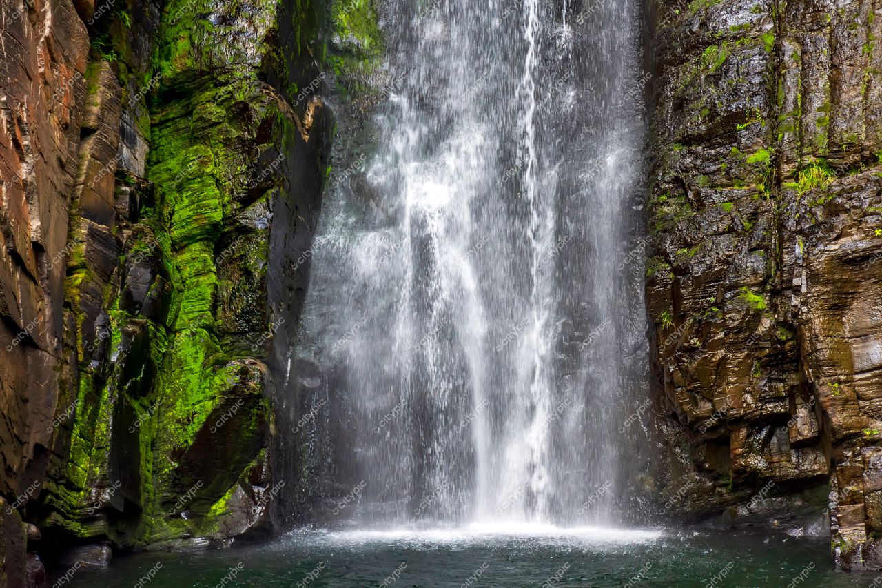 Santana do Riacho, Minas Gerais: A majestosa cachoeira da serenidade e beleza natural