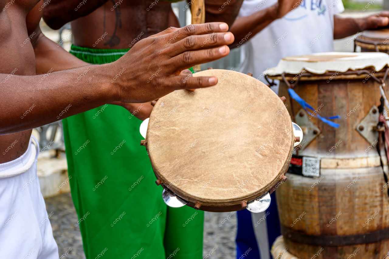 Pelourinho, Salvador, Bahia: Músico prepara-se para tocar pandeiro em meio à rica cultura musical da região