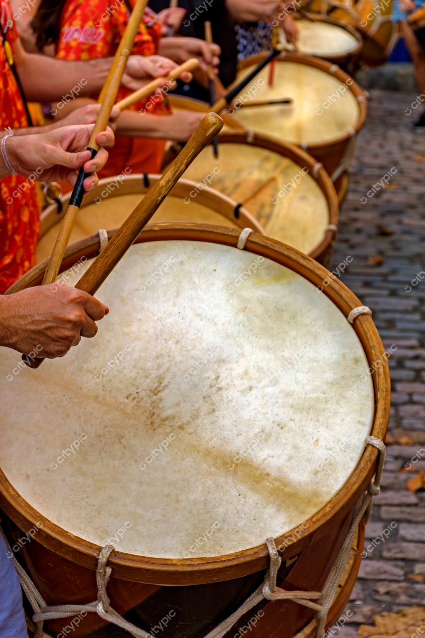 Recife, Pernambuco, Brasil: Percussionistas em ação – Celebrando a cultura e a música tradicional brasileira