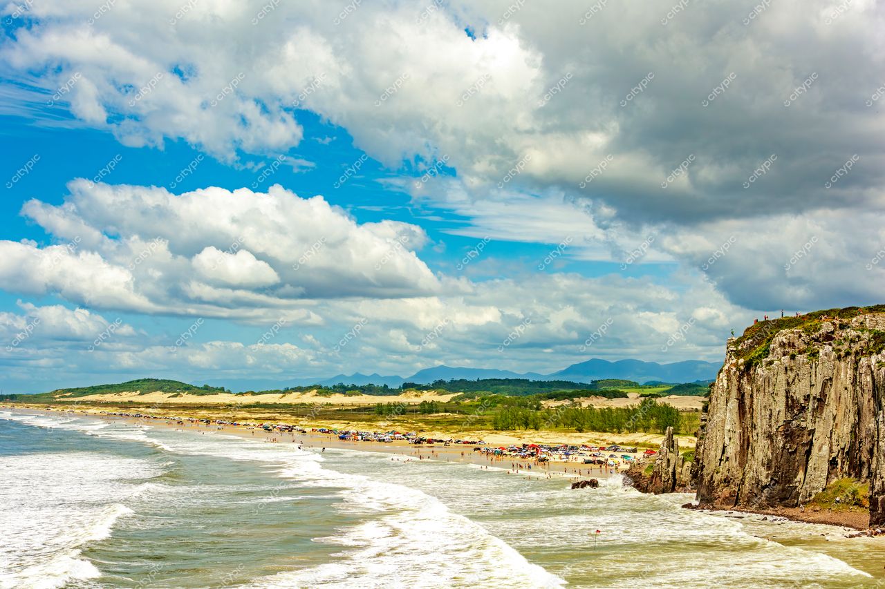 Torres, Rio Grande do Sul: A beleza natural da praia em um cenário paradisíaco