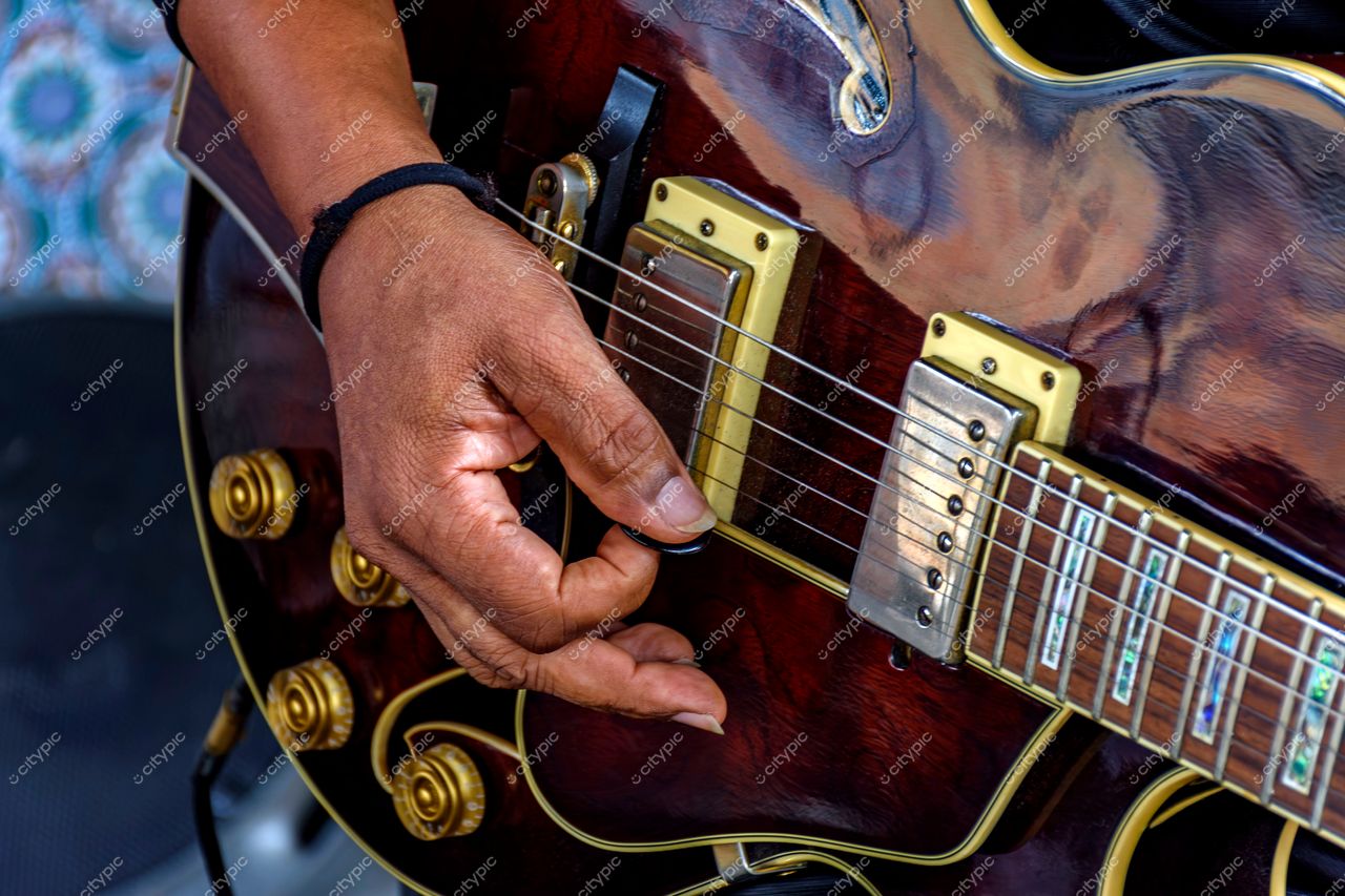 Guitarrista em ação: Vibrante performance nas ruas de Belo Horizonte, Minas Gerais