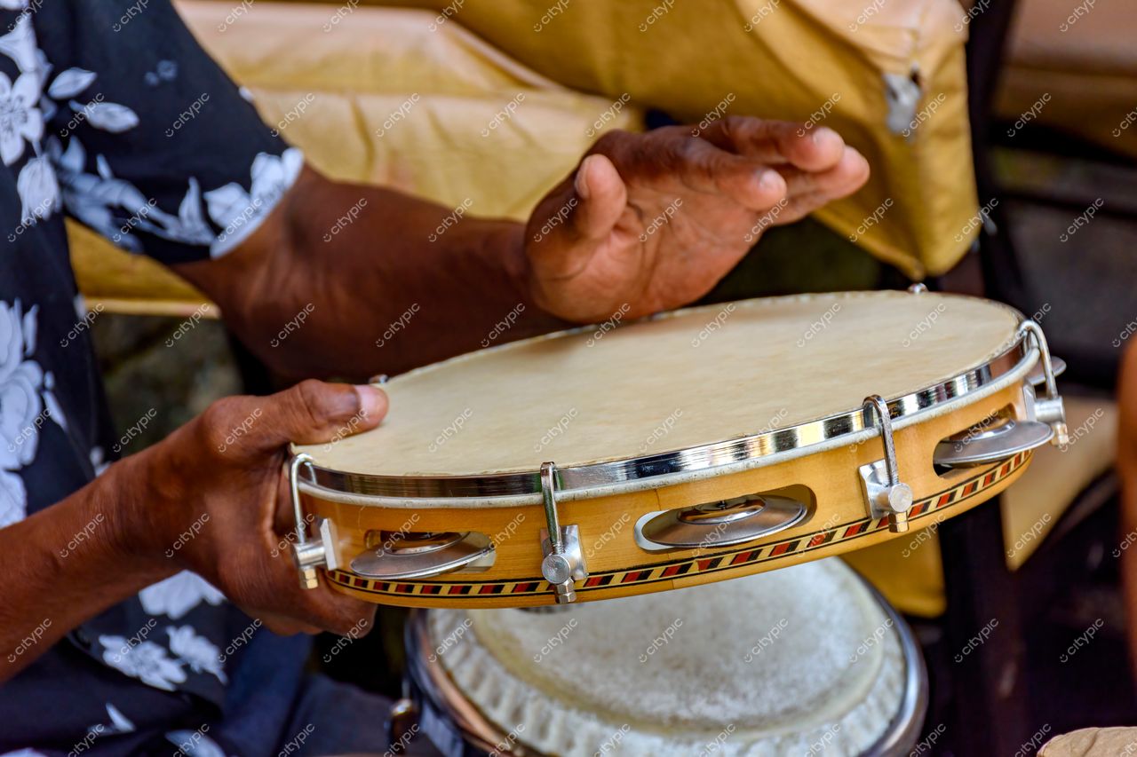 Pelourinho, Salvador: Músico concentrado tocando pandeiro com habilidade e delicadeza