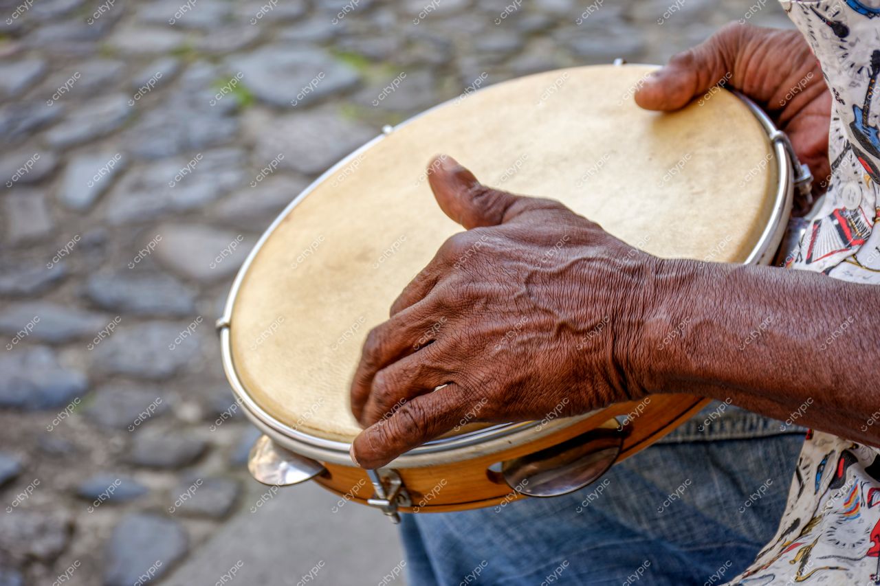Pandheira nas mãos: a música pulsante do Pelourinho, Salvador, Bahia