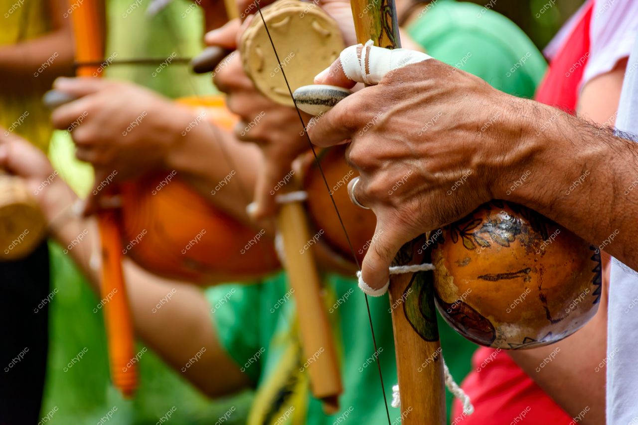 Música Tradicional em Meio à Natureza: Grupo de Pessoas em Belo Horizonte, Minas Gerais, Brasil