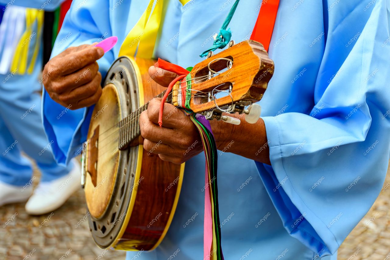 Banjoista animado em evento cultural de Belo Horizonte, Minas Gerais, Brasil